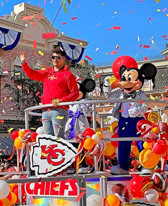 Patrick Mahomes spends quality family time at Disneyland a day